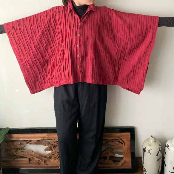 贅沢ピンタックと着物風袖なしで身巾がゆったりのポンチョ風前開きコットンブラウス　赤色 2枚目の画像