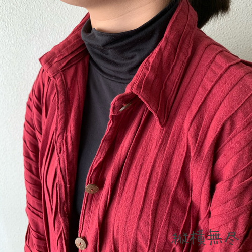 贅沢ピンタックと着物風袖なしで身巾がゆったりのポンチョ風前