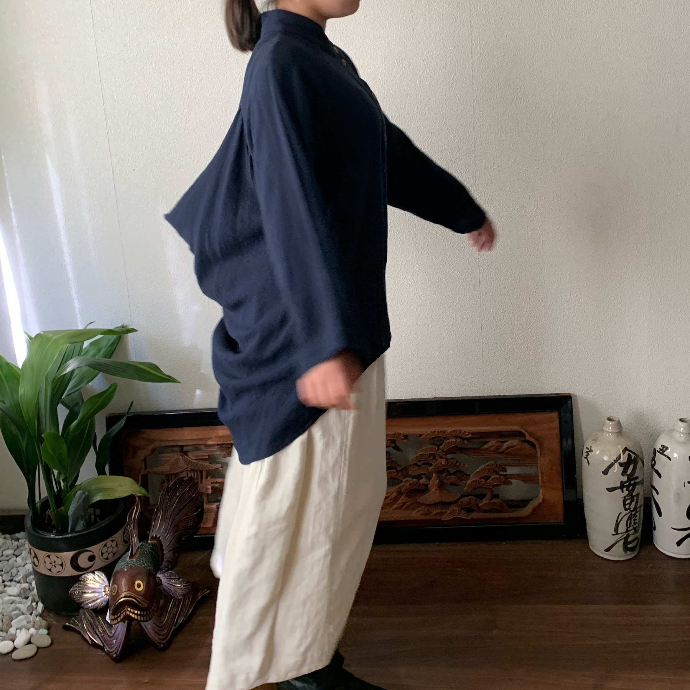 バックシャン極まる！前シンプル、後ろたっぷり生地で変化するコットンラグラン長袖ブラウス（襟切込みなし）　紺