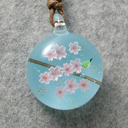 桜とメジロ とんぼ玉 ガラス ネックレス No2123 3枚目の画像