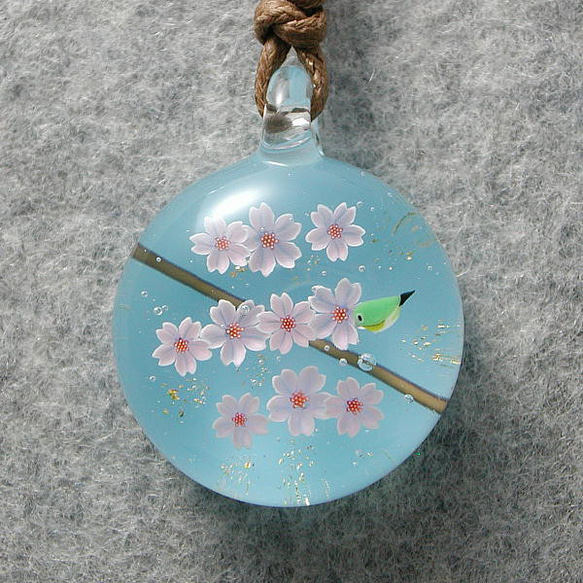 桜とメジロ とんぼ玉 ガラス ネックレス No2123 2枚目の画像