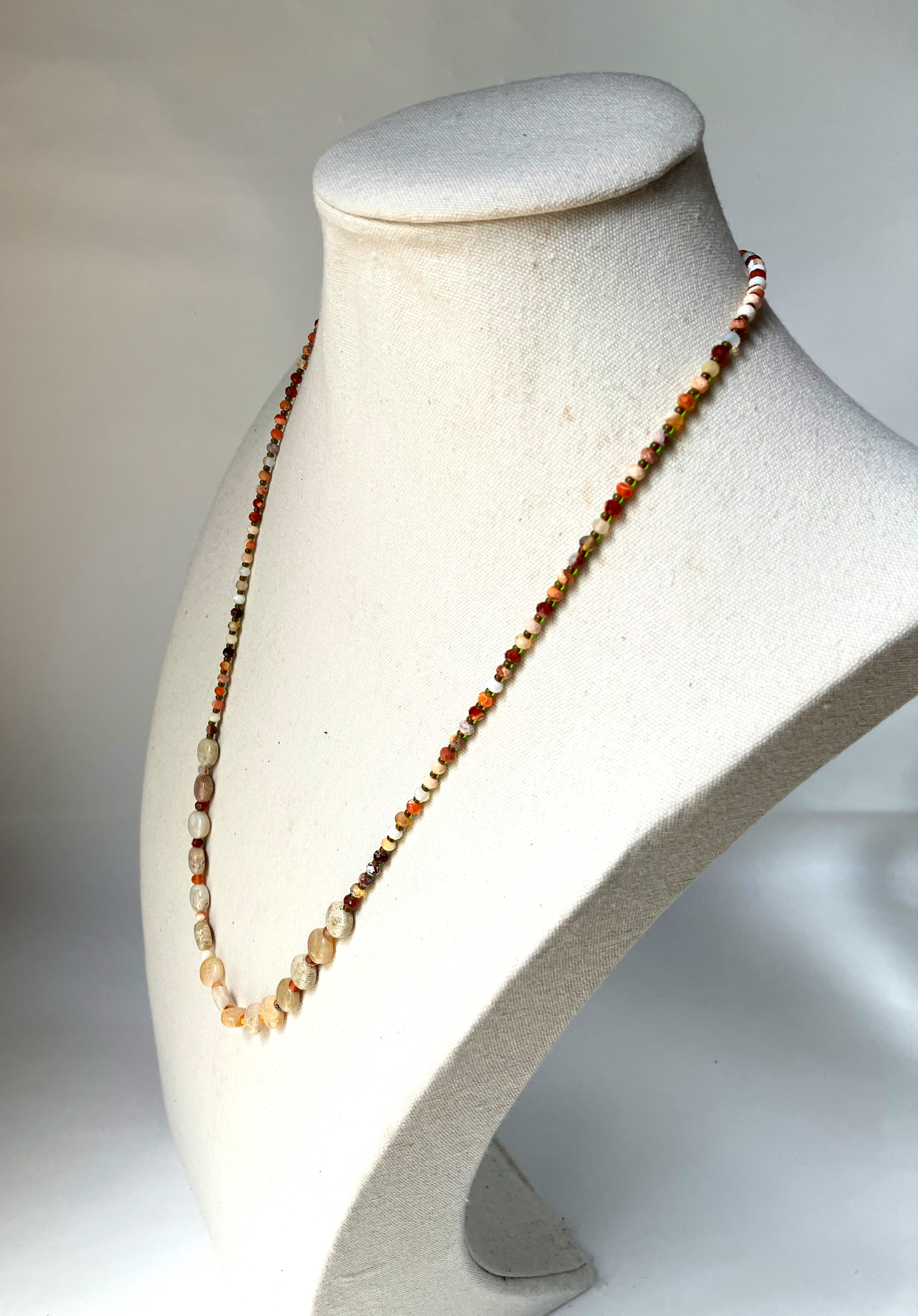 フォッシルコーラルとファイヤーオパールのネックレス