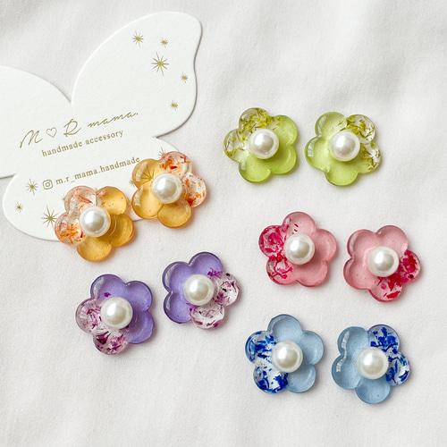 【新作】♡香水瓶レジン　薔薇などお花たっぷりピアス　イヤリング 新作】まる香水瓶風薔薇ピアス イヤリング