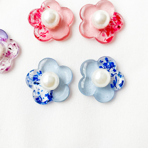 【新作】♡香水瓶レジン　薔薇などお花たっぷりピアス　イヤリング 新作】まる香水瓶風薔薇ピアス イヤリング