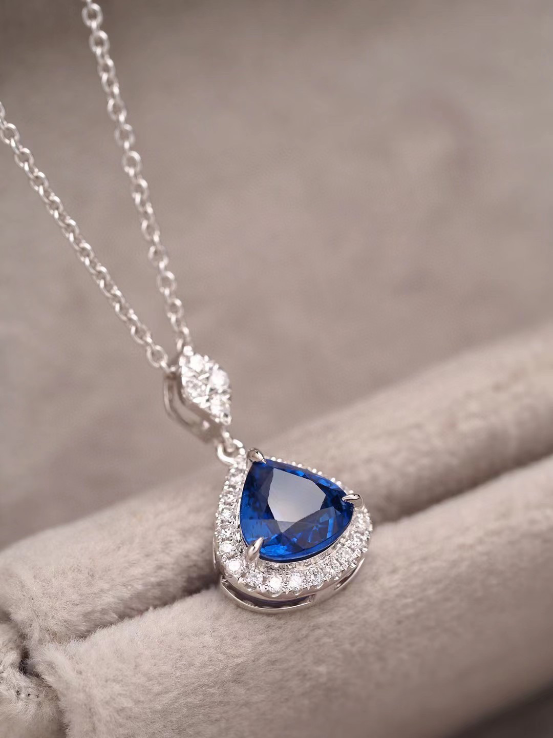 サファイア？ペンダントトップk18WG 天然石ブルー石