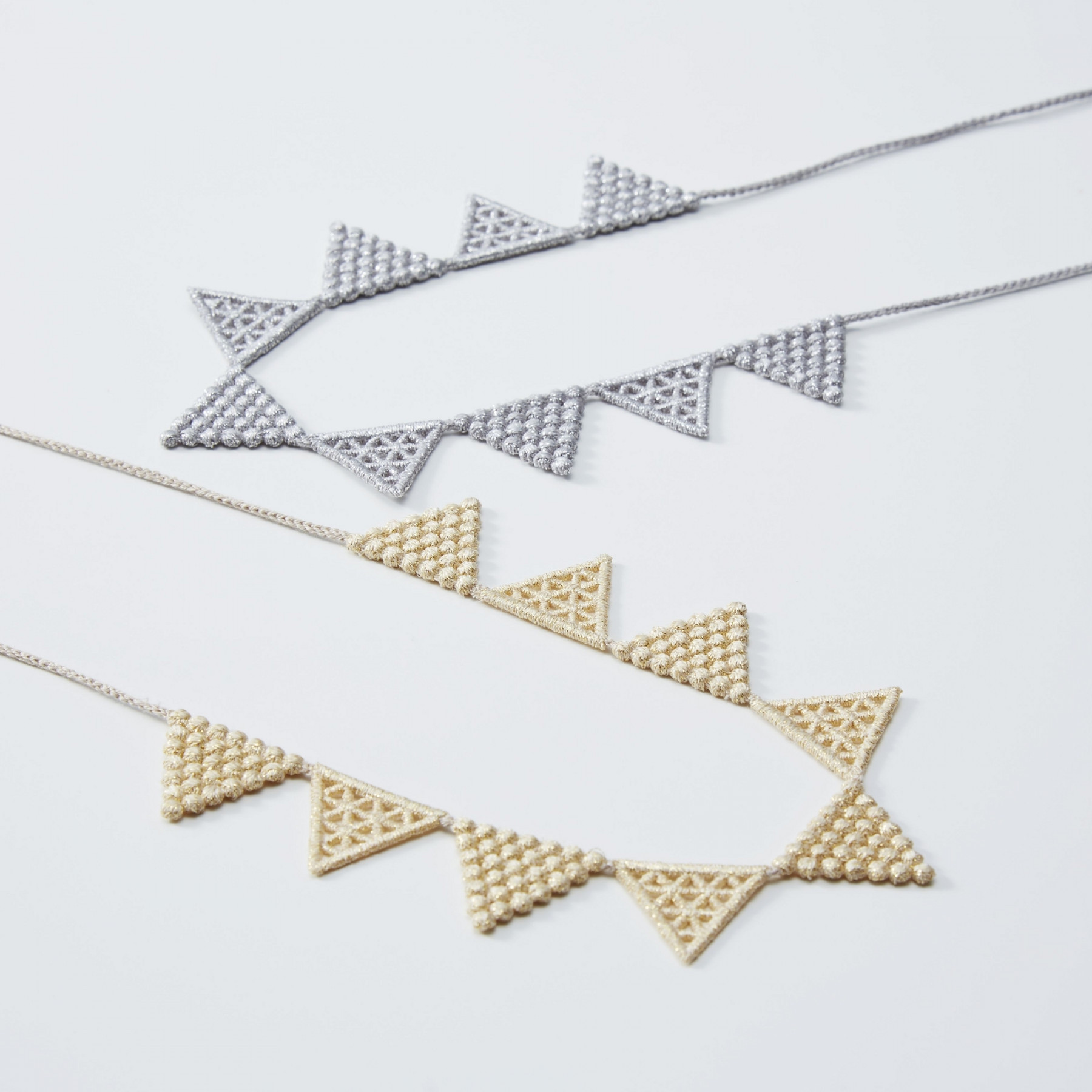 【糸のネックレス】レーストライアングルネックレス　フォーマル　ラメ　刺繍　レース　ウエディング　軽い　洗える　金属アレル