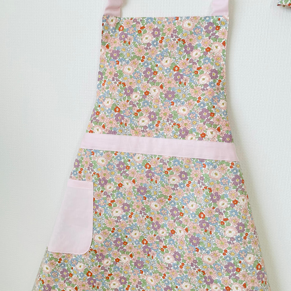 【サイズ130〜150】自分で着れるキッズエプロン 三角巾セット 小花柄×ピンク 2枚目の画像