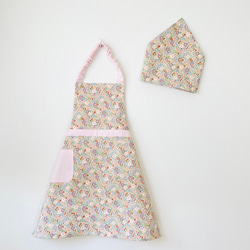 【サイズ130〜150】自分で着れるキッズエプロン 三角巾セット 小花柄×ピンク 1枚目の画像