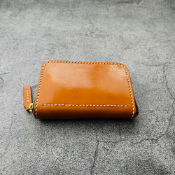 【手縫】キャメル色ミニラウンドジップ本革財布（生成り麻糸）通勤通学用に最小限入るお財布を作りました。 4枚目の画像