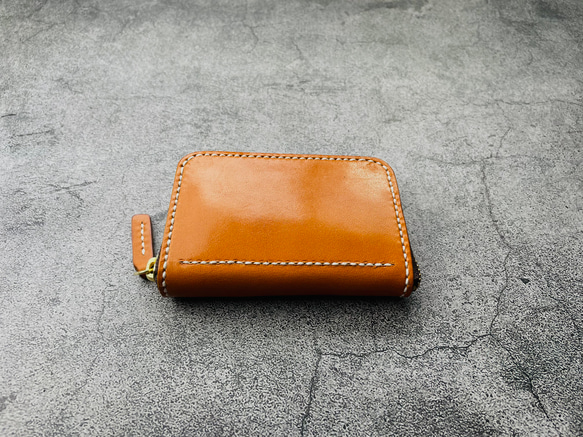 【手縫】キャメル色ミニラウンドジップ本革財布（生成り麻糸）通勤通学用に最小限入るお財布を作りました。 4枚目の画像