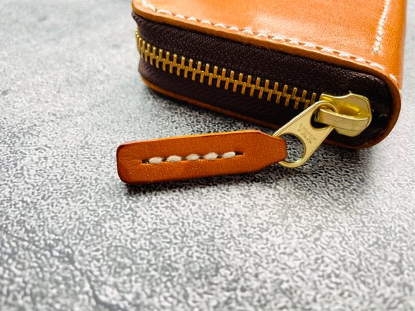 【手縫】キャメル色ミニラウンドジップ本革財布（生成り麻糸）通勤通学用に最小限入るお財布を作りました。 10枚目の画像