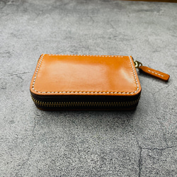 【手縫】キャメル色ミニラウンドジップ本革財布（生成り麻糸）通勤通学用に最小限入るお財布を作りました。 2枚目の画像