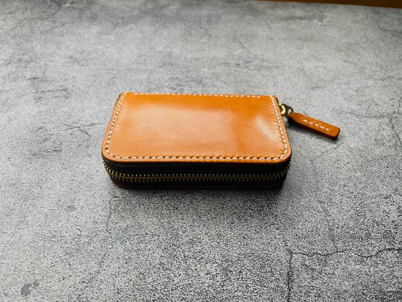 【手縫】キャメル色ミニラウンドジップ本革財布（生成り麻糸）通勤通学用に最小限入るお財布を作りました。 2枚目の画像