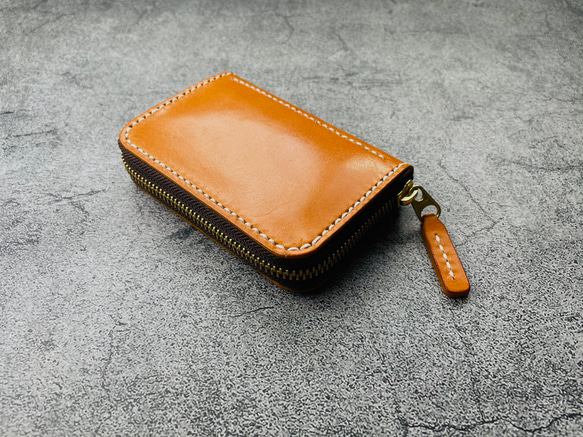 【手縫】キャメル色ミニラウンドジップ本革財布（生成り麻糸）通勤通学用に最小限入るお財布を作りました。 1枚目の画像