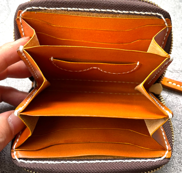 【手縫】キャメル色ミニラウンドジップ本革財布（生成り麻糸）通勤通学用に最小限入るお財布を作りました。 6枚目の画像