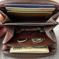 【手縫】チョコ色ミニラウンドジップ本革財布（焦茶色麻糸）通勤通学用に最小限入るお財布を作りました。 7枚目の画像