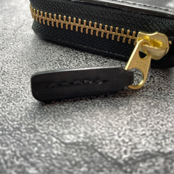 【手縫】黒色ミニラウンドジップ本革財布（黒色麻糸）通勤通学用に最小限入るお財布を作りました。 5枚目の画像