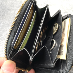 【手縫】黒色ミニラウンドジップ本革財布（黒色麻糸）通勤通学用に最小限入るお財布を作りました。 10枚目の画像