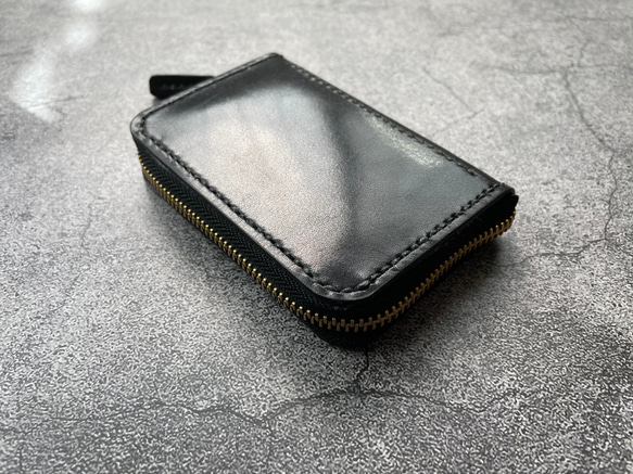 【手縫】黒色ミニラウンドジップ本革財布（黒色麻糸）通勤通学用に最小限入るお財布を作りました。 4枚目の画像