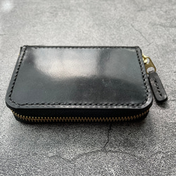 【手縫】黒色ミニラウンドジップ本革財布（黒色麻糸）通勤通学用に最小限入るお財布を作りました。 2枚目の画像