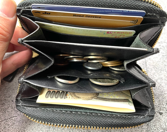 【手縫】黒色ミニラウンドジップ本革財布（黒色麻糸）通勤通学用に最小限入るお財布を作りました。 9枚目の画像