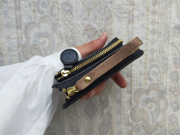刺繡皮革錢包“SHABON”牛皮黑色 x 藍色（雙折迷你錢包） 第7張的照片