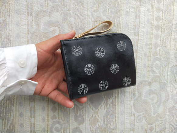 刺繡皮革錢包“SHABON”Cowhide BLACK x“Ivory”（雙折迷你錢包） 第5張的照片