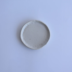 縁がなみなみした丸いプレート小皿　白御影土×白失透釉 1枚目の画像