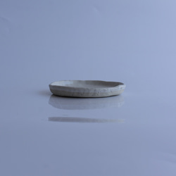 縁がなみなみした丸いプレート小皿　白御影土×白失透釉 3枚目の画像