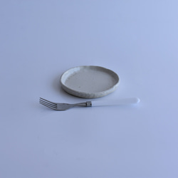 縁がなみなみした丸いプレート小皿　白御影土×白失透釉 2枚目の画像