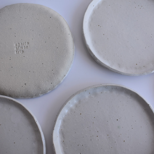 縁がなみなみした丸いプレート中皿 白御影土×白失透釉 中皿 シェリエメ