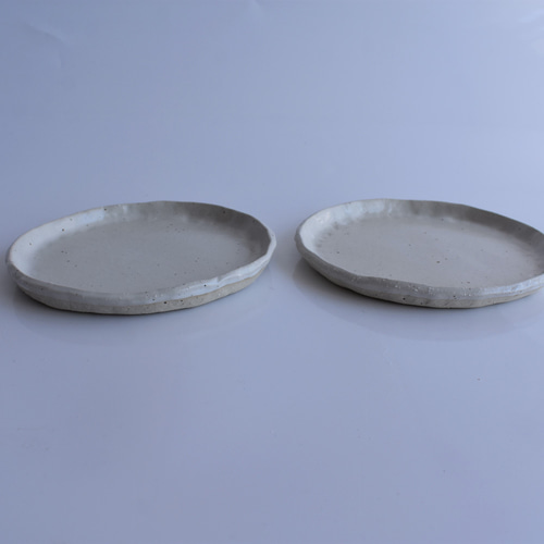 縁がなみなみした丸いプレート中皿 白御影土×白失透釉 中皿 シェリエメ