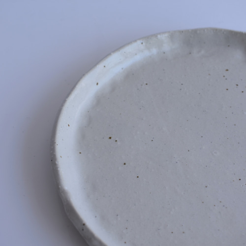 縁がなみなみした丸いプレート中皿 白御影土×白失透釉 中皿 シェリエメ