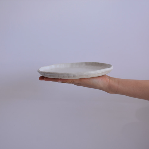 縁がなみなみした丸いプレート中皿 白御影土×白失透釉 中皿 シェリエメ