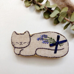 ラベンダーとお昼寝猫の刺繍バレッタ・ヘアクリップ 2枚目の画像