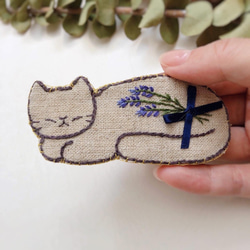 ラベンダーとお昼寝猫の刺繍バレッタ・ヘアクリップ 5枚目の画像