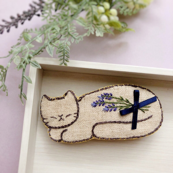 ラベンダーとお昼寝猫の刺繍バレッタ・ヘアクリップ 1枚目の画像