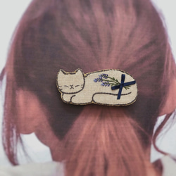 ラベンダーとお昼寝猫の刺繍バレッタ・ヘアクリップ 4枚目の画像