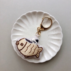 吃鯛魚的貓刺繡鑰匙扣 第2張的照片