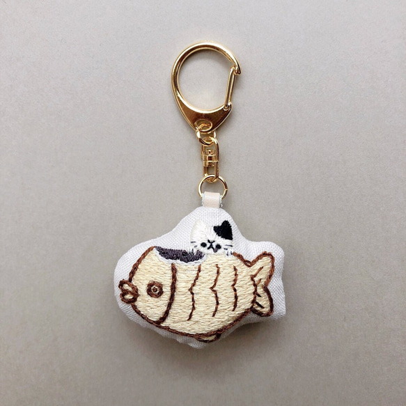 吃鯛魚的貓刺繡鑰匙扣 第5張的照片