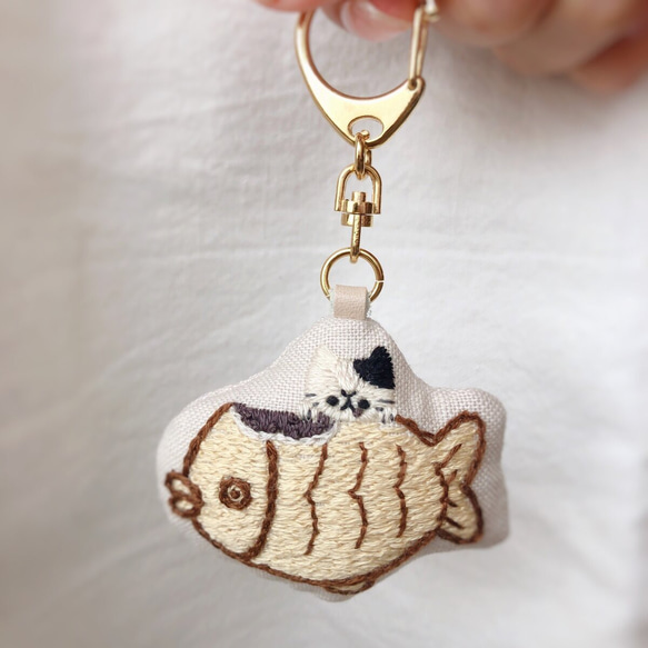 吃鯛魚的貓刺繡鑰匙扣 第3張的照片