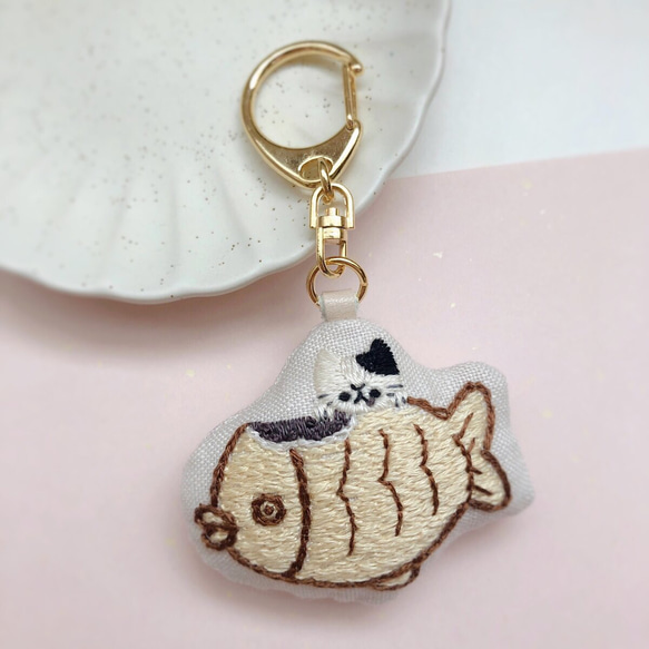 吃鯛魚的貓刺繡鑰匙扣 第6張的照片