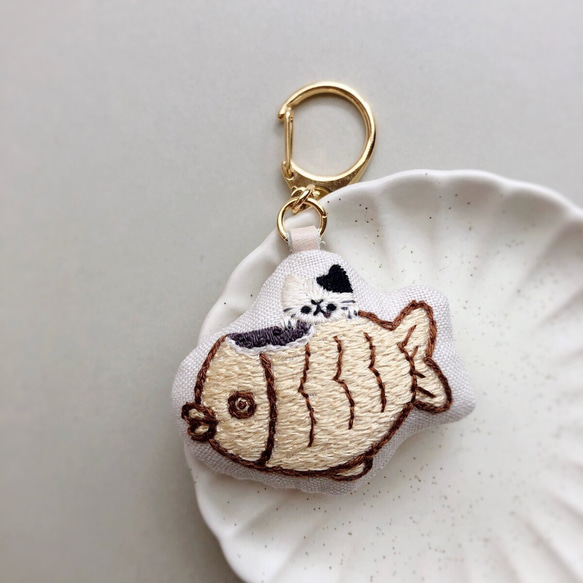 吃鯛魚的貓刺繡鑰匙扣 第1張的照片