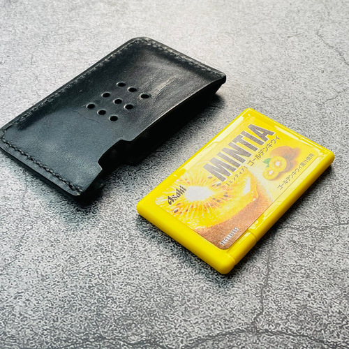手縫】MINITIA(ミンティア）黒本革ケース（黒麻糸） その他ケース エム