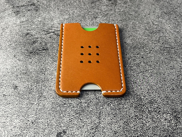 【手縫】Suica・PASMO用キャメル色本革カードケース（生成り麻糸） 7枚目の画像