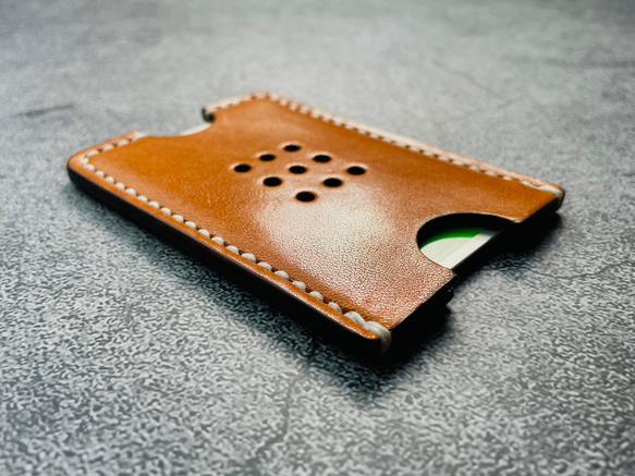 【手縫】Suica・PASMO用キャメル色本革カードケース（生成り麻糸） 9枚目の画像