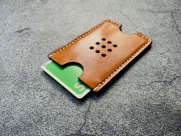 【手縫】Suica・PASMO用キャメル色本革カードケース（生成り麻糸） 2枚目の画像