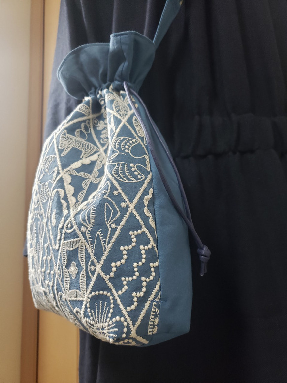 ミナペルホネン  シンフォニー　巾着　バッグ　ポシェット　斜めがけバッグ　新色　チェック&ストライプ　リネン 4枚目の画像