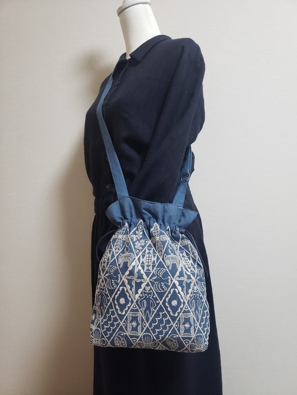 ミナペルホネン  シンフォニー　巾着　バッグ　ポシェット　斜めがけバッグ　新色　チェック&ストライプ　リネン 2枚目の画像