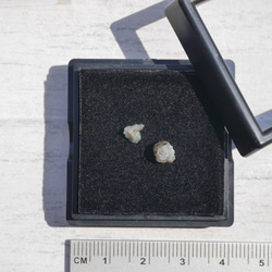 天然石フェナカイト2個セット合計約1.1ct(ブラジル産)結晶原石ルースケース付属鉱物[phe-220527-06] 10枚目の画像